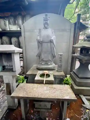 若一神社の像