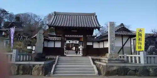 埼玉厄除け開運大師・龍泉寺（切り絵御朱印発祥の寺）の山門