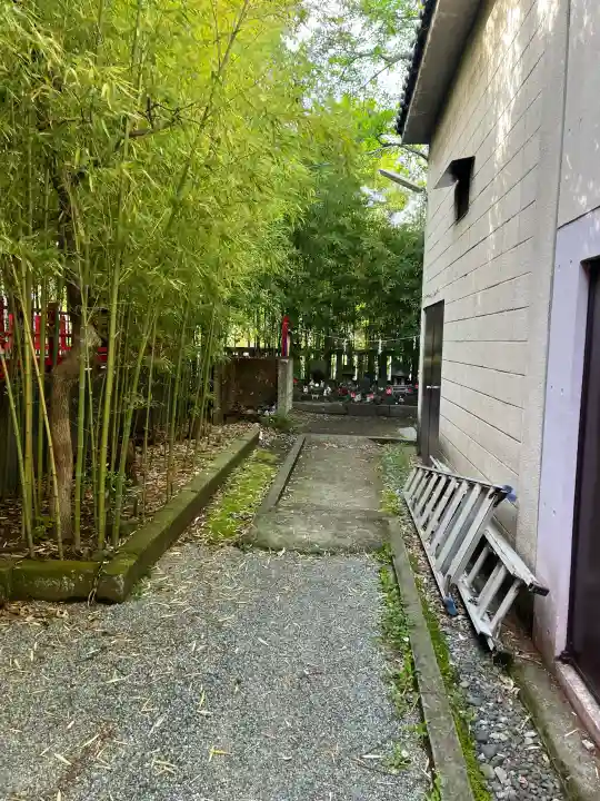 東神奈川熊野神社の{uncategorized: "未分類", other: "その他", undefined: "問題あり", building: "その他建物", grave: "お墓", sacred_gate: "鳥居", guardian: "狛犬", statue: "像", buddha: "仏像", history: "歴史", nature: "自然", garden: "庭園", animal: "動物", pagoda: "塔", temizu: "手水舎", mountain_gate: "山門・神門", sanctuary: "本殿・本堂", subordinate: "末社・摂社", art: "芸術", scenery: "景色", jizo: "地蔵", ema: "絵馬", goshuin: "御朱印", omikuji: "おみくじ", items: "授与品その他", amulet: "お守り", goshuincho: "御朱印帳", eats: "食事", festival: "お祭り", votive_dance: "神楽", shichigosan: "七五三参", wedding: "結婚式", experience: "体験その他", initially: "初詣", around: "周辺", anti_infection: "感染症対策"}
