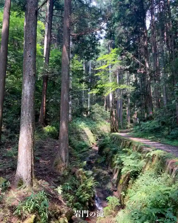 岩門の滝神社(岐阜県)