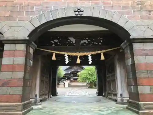 尾山神社の山門