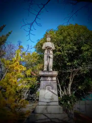 新川神社の像