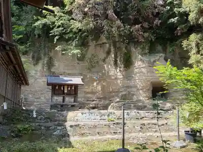 瀬戸神社の{uncategorized: "未分類", other: "その他", undefined: "問題あり", building: "その他建物", grave: "お墓", sacred_gate: "鳥居", guardian: "狛犬", statue: "像", buddha: "仏像", history: "歴史", nature: "自然", garden: "庭園", animal: "動物", pagoda: "塔", temizu: "手水舎", mountain_gate: "山門・神門", sanctuary: "本殿・本堂", subordinate: "末社・摂社", art: "芸術", scenery: "景色", jizo: "地蔵", ema: "絵馬", goshuin: "御朱印", omikuji: "おみくじ", items: "授与品その他", amulet: "お守り", goshuincho: "御朱印帳", eats: "食事", festival: "お祭り", votive_dance: "神楽", shichigosan: "七五三参", wedding: "結婚式", experience: "体験その他", initially: "初詣", around: "周辺", anti_infection: "感染症対策"}