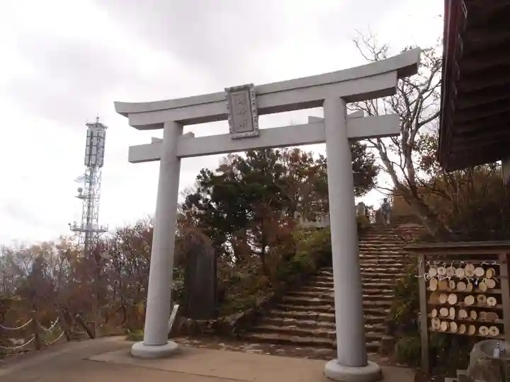 彌彦神社奥宮(御神廟)の鳥居
