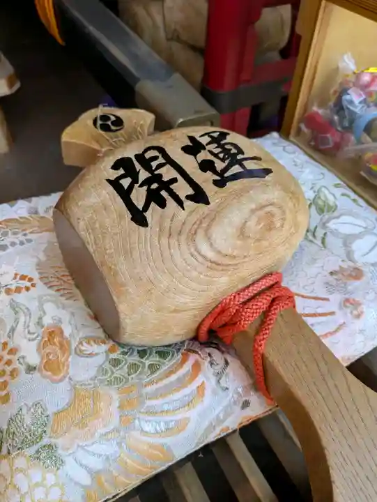 湯倉神社の{uncategorized: "未分類", other: "その他", undefined: "問題あり", building: "その他建物", grave: "お墓", sacred_gate: "鳥居", guardian: "狛犬", statue: "像", buddha: "仏像", history: "歴史", nature: "自然", garden: "庭園", animal: "動物", pagoda: "塔", temizu: "手水舎", mountain_gate: "山門・神門", sanctuary: "本殿・本堂", subordinate: "末社・摂社", art: "芸術", scenery: "景色", jizo: "地蔵", ema: "絵馬", goshuin: "御朱印", omikuji: "おみくじ", items: "授与品その他", amulet: "お守り", goshuincho: "御朱印帳", eats: "食事", festival: "お祭り", votive_dance: "神楽", shichigosan: "七五三参", wedding: "結婚式", experience: "体験その他", initially: "初詣", around: "周辺", anti_infection: "感染症対策"}