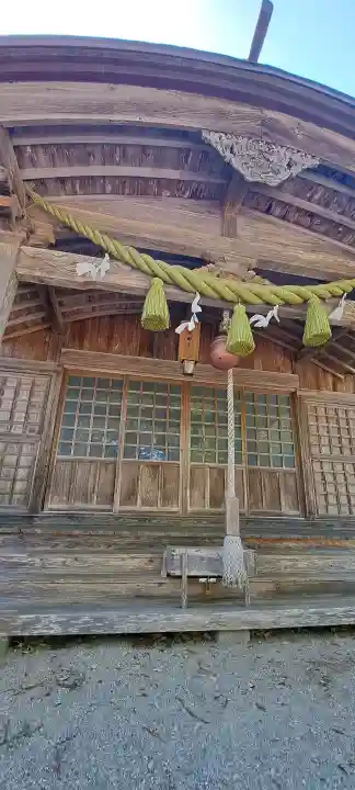 天照御祖神社の{uncategorized: "未分類", other: "その他", undefined: "問題あり", building: "その他建物", grave: "お墓", sacred_gate: "鳥居", guardian: "狛犬", statue: "像", buddha: "仏像", history: "歴史", nature: "自然", garden: "庭園", animal: "動物", pagoda: "塔", temizu: "手水舎", mountain_gate: "山門・神門", sanctuary: "本殿・本堂", subordinate: "末社・摂社", art: "芸術", scenery: "景色", jizo: "地蔵", ema: "絵馬", goshuin: "御朱印", omikuji: "おみくじ", items: "授与品その他", amulet: "お守り", goshuincho: "御朱印帳", eats: "食事", festival: "お祭り", votive_dance: "神楽", shichigosan: "七五三参", wedding: "結婚式", experience: "体験その他", initially: "初詣", around: "周辺", anti_infection: "感染症対策"}