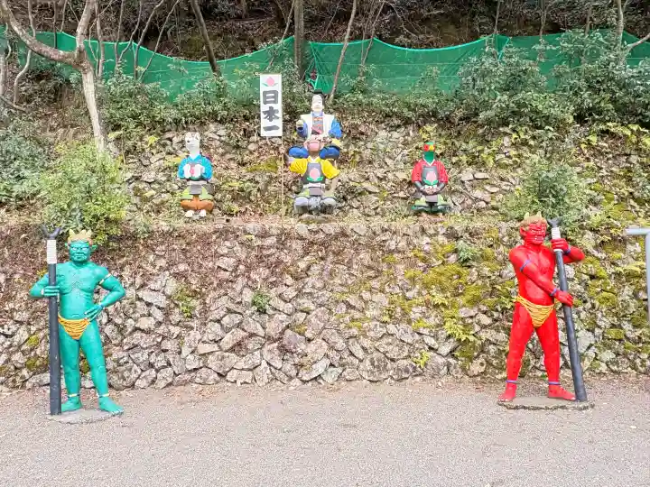 桃太郎神社(栗栖)の{uncategorized: "未分類", other: "その他", undefined: "問題あり", building: "その他建物", grave: "お墓", sacred_gate: "鳥居", guardian: "狛犬", statue: "像", buddha: "仏像", history: "歴史", nature: "自然", garden: "庭園", animal: "動物", pagoda: "塔", temizu: "手水舎", mountain_gate: "山門・神門", sanctuary: "本殿・本堂", subordinate: "末社・摂社", art: "芸術", scenery: "景色", jizo: "地蔵", ema: "絵馬", goshuin: "御朱印", omikuji: "おみくじ", items: "授与品その他", amulet: "お守り", goshuincho: "御朱印帳", eats: "食事", festival: "お祭り", votive_dance: "神楽", shichigosan: "七五三参", wedding: "結婚式", experience: "体験その他", initially: "初詣", around: "周辺", anti_infection: "感染症対策"}