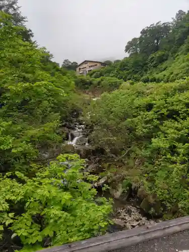 月山神社本宮の周辺