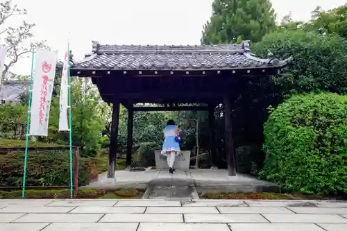 本誓院（曼陀羅寺塔頭）の手水舎