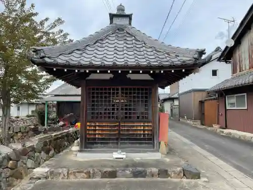 地蔵堂 (西大路)の{uncategorized: "未分類", other: "その他", undefined: "問題あり", building: "その他建物", grave: "お墓", sacred_gate: "鳥居", guardian: "狛犬", statue: "像", buddha: "仏像", history: "歴史", nature: "自然", garden: "庭園", animal: "動物", pagoda: "塔", temizu: "手水舎", mountain_gate: "山門・神門", sanctuary: "本殿・本堂", subordinate: "末社・摂社", art: "芸術", scenery: "景色", jizo: "地蔵", ema: "絵馬", goshuin: "御朱印", omikuji: "おみくじ", items: "授与品その他", amulet: "お守り", goshuincho: "御朱印帳", eats: "食事", festival: "お祭り", votive_dance: "神楽", shichigosan: "七五三参", wedding: "結婚式", experience: "体験その他", initially: "初詣", around: "周辺", anti_infection: "感染症対策"}