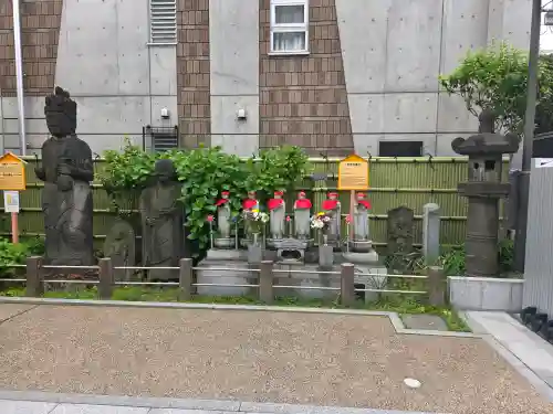 谷中西光寺の{uncategorized: "未分類", other: "その他", undefined: "問題あり", building: "その他建物", grave: "お墓", sacred_gate: "鳥居", guardian: "狛犬", statue: "像", buddha: "仏像", history: "歴史", nature: "自然", garden: "庭園", animal: "動物", pagoda: "塔", temizu: "手水舎", mountain_gate: "山門・神門", sanctuary: "本殿・本堂", subordinate: "末社・摂社", art: "芸術", scenery: "景色", jizo: "地蔵", ema: "絵馬", goshuin: "御朱印", omikuji: "おみくじ", items: "授与品その他", amulet: "お守り", goshuincho: "御朱印帳", eats: "食事", festival: "お祭り", votive_dance: "神楽", shichigosan: "七五三参", wedding: "結婚式", experience: "体験その他", initially: "初詣", around: "周辺", anti_infection: "感染症対策"}