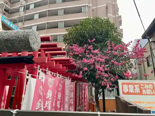 鐘塚稲荷神社の{uncategorized: "未分類", other: "その他", undefined: "問題あり", building: "その他建物", grave: "お墓", sacred_gate: "鳥居", guardian: "狛犬", statue: "像", buddha: "仏像", history: "歴史", nature: "自然", garden: "庭園", animal: "動物", pagoda: "塔", temizu: "手水舎", mountain_gate: "山門・神門", sanctuary: "本殿・本堂", subordinate: "末社・摂社", art: "芸術", scenery: "景色", jizo: "地蔵", ema: "絵馬", goshuin: "御朱印", omikuji: "おみくじ", items: "授与品その他", amulet: "お守り", goshuincho: "御朱印帳", eats: "食事", festival: "お祭り", votive_dance: "神楽", shichigosan: "七五三参", wedding: "結婚式", experience: "体験その他", initially: "初詣", around: "周辺", anti_infection: "感染症対策"}