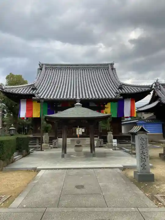 本山寺の{uncategorized: "未分類", other: "その他", undefined: "問題あり", building: "その他建物", grave: "お墓", sacred_gate: "鳥居", guardian: "狛犬", statue: "像", buddha: "仏像", history: "歴史", nature: "自然", garden: "庭園", animal: "動物", pagoda: "塔", temizu: "手水舎", mountain_gate: "山門・神門", sanctuary: "本殿・本堂", subordinate: "末社・摂社", art: "芸術", scenery: "景色", jizo: "地蔵", ema: "絵馬", goshuin: "御朱印", omikuji: "おみくじ", items: "授与品その他", amulet: "お守り", goshuincho: "御朱印帳", eats: "食事", festival: "お祭り", votive_dance: "神楽", shichigosan: "七五三参", wedding: "結婚式", experience: "体験その他", initially: "初詣", around: "周辺", anti_infection: "感染症対策"}