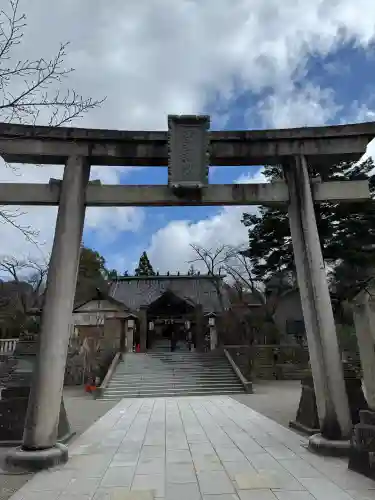 宇多須神社の{uncategorized: "未分類", other: "その他", undefined: "問題あり", building: "その他建物", grave: "お墓", sacred_gate: "鳥居", guardian: "狛犬", statue: "像", buddha: "仏像", history: "歴史", nature: "自然", garden: "庭園", animal: "動物", pagoda: "塔", temizu: "手水舎", mountain_gate: "山門・神門", sanctuary: "本殿・本堂", subordinate: "末社・摂社", art: "芸術", scenery: "景色", jizo: "地蔵", ema: "絵馬", goshuin: "御朱印", omikuji: "おみくじ", items: "授与品その他", amulet: "お守り", goshuincho: "御朱印帳", eats: "食事", festival: "お祭り", votive_dance: "神楽", shichigosan: "七五三参", wedding: "結婚式", experience: "体験その他", initially: "初詣", around: "周辺", anti_infection: "感染症対策"}