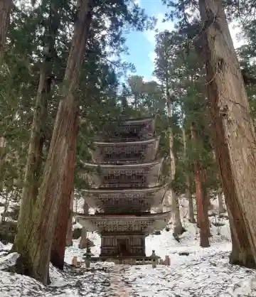 出羽神社(出羽三山神社)~三神合祭殿~の{uncategorized: "未分類", other: "その他", undefined: "問題あり", building: "その他建物", grave: "お墓", sacred_gate: "鳥居", guardian: "狛犬", statue: "像", buddha: "仏像", history: "歴史", nature: "自然", garden: "庭園", animal: "動物", pagoda: "塔", temizu: "手水舎", mountain_gate: "山門・神門", sanctuary: "本殿・本堂", subordinate: "末社・摂社", art: "芸術", scenery: "景色", jizo: "地蔵", ema: "絵馬", goshuin: "御朱印", omikuji: "おみくじ", items: "授与品その他", amulet: "お守り", goshuincho: "御朱印帳", eats: "食事", festival: "お祭り", votive_dance: "神楽", shichigosan: "七五三参", wedding: "結婚式", experience: "体験その他", initially: "初詣", around: "周辺", anti_infection: "感染症対策"}