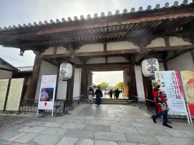 東寺（教王護国寺）の{uncategorized: "未分類", other: "その他", undefined: "問題あり", building: "その他建物", grave: "お墓", sacred_gate: "鳥居", guardian: "狛犬", statue: "像", buddha: "仏像", history: "歴史", nature: "自然", garden: "庭園", animal: "動物", pagoda: "塔", temizu: "手水舎", mountain_gate: "山門・神門", sanctuary: "本殿・本堂", subordinate: "末社・摂社", art: "芸術", scenery: "景色", jizo: "地蔵", ema: "絵馬", goshuin: "御朱印", omikuji: "おみくじ", items: "授与品その他", amulet: "お守り", goshuincho: "御朱印帳", eats: "食事", festival: "お祭り", votive_dance: "神楽", shichigosan: "七五三参", wedding: "結婚式", experience: "体験その他", initially: "初詣", around: "周辺", anti_infection: "感染症対策"}