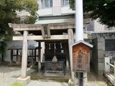 東神奈川熊野神社の{uncategorized: "未分類", other: "その他", undefined: "問題あり", building: "その他建物", grave: "お墓", sacred_gate: "鳥居", guardian: "狛犬", statue: "像", buddha: "仏像", history: "歴史", nature: "自然", garden: "庭園", animal: "動物", pagoda: "塔", temizu: "手水舎", mountain_gate: "山門・神門", sanctuary: "本殿・本堂", subordinate: "末社・摂社", art: "芸術", scenery: "景色", jizo: "地蔵", ema: "絵馬", goshuin: "御朱印", omikuji: "おみくじ", items: "授与品その他", amulet: "お守り", goshuincho: "御朱印帳", eats: "食事", festival: "お祭り", votive_dance: "神楽", shichigosan: "七五三参", wedding: "結婚式", experience: "体験その他", initially: "初詣", around: "周辺", anti_infection: "感染症対策"}