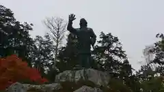 三峯神社の像