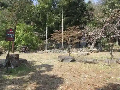 山梨岡神社の建物その他