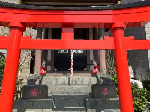 伏見三寳稲荷神社の{uncategorized: "未分類", other: "その他", undefined: "問題あり", building: "その他建物", grave: "お墓", sacred_gate: "鳥居", guardian: "狛犬", statue: "像", buddha: "仏像", history: "歴史", nature: "自然", garden: "庭園", animal: "動物", pagoda: "塔", temizu: "手水舎", mountain_gate: "山門・神門", sanctuary: "本殿・本堂", subordinate: "末社・摂社", art: "芸術", scenery: "景色", jizo: "地蔵", ema: "絵馬", goshuin: "御朱印", omikuji: "おみくじ", items: "授与品その他", amulet: "お守り", goshuincho: "御朱印帳", eats: "食事", festival: "お祭り", votive_dance: "神楽", shichigosan: "七五三参", wedding: "結婚式", experience: "体験その他", initially: "初詣", around: "周辺", anti_infection: "感染症対策"}