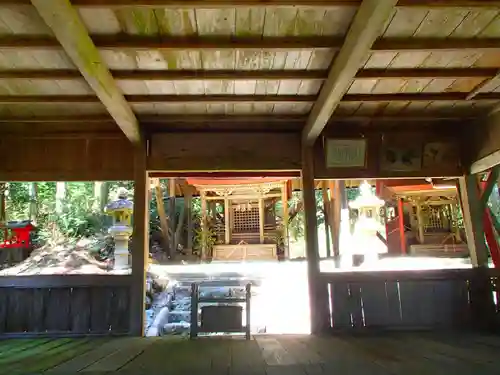 白山神社の本殿