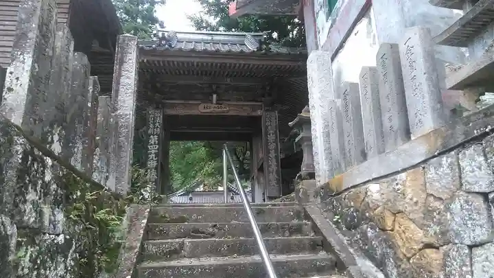 椿堂 遍照院の山門・神門