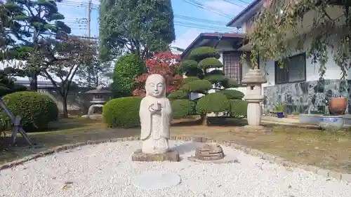 宝蔵寺の庭園