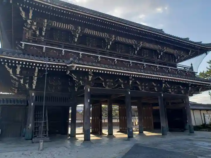 本山専修寺の山門・神門