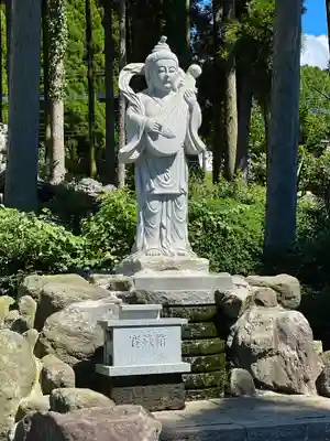 阿蘇白水龍神權現~白蛇神社~の像
