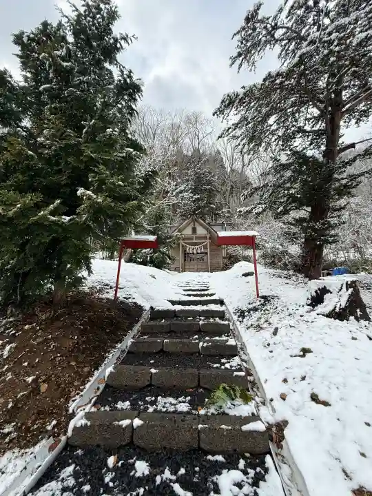 湯倉神社の{uncategorized: "未分類", other: "その他", undefined: "問題あり", building: "その他建物", grave: "お墓", sacred_gate: "鳥居", guardian: "狛犬", statue: "像", buddha: "仏像", history: "歴史", nature: "自然", garden: "庭園", animal: "動物", pagoda: "塔", temizu: "手水舎", mountain_gate: "山門・神門", sanctuary: "本殿・本堂", subordinate: "末社・摂社", art: "芸術", scenery: "景色", jizo: "地蔵", ema: "絵馬", goshuin: "御朱印", omikuji: "おみくじ", items: "授与品その他", amulet: "お守り", goshuincho: "御朱印帳", eats: "食事", festival: "お祭り", votive_dance: "神楽", shichigosan: "七五三参", wedding: "結婚式", experience: "体験その他", initially: "初詣", around: "周辺", anti_infection: "感染症対策"}