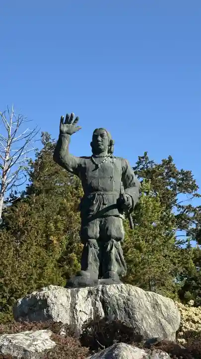三峯神社の{uncategorized: "未分類", other: "その他", undefined: "問題あり", building: "その他建物", grave: "お墓", sacred_gate: "鳥居", guardian: "狛犬", statue: "像", buddha: "仏像", history: "歴史", nature: "自然", garden: "庭園", animal: "動物", pagoda: "塔", temizu: "手水舎", mountain_gate: "山門・神門", sanctuary: "本殿・本堂", subordinate: "末社・摂社", art: "芸術", scenery: "景色", jizo: "地蔵", ema: "絵馬", goshuin: "御朱印", omikuji: "おみくじ", items: "授与品その他", amulet: "お守り", goshuincho: "御朱印帳", eats: "食事", festival: "お祭り", votive_dance: "神楽", shichigosan: "七五三参", wedding: "結婚式", experience: "体験その他", initially: "初詣", around: "周辺", anti_infection: "感染症対策"}