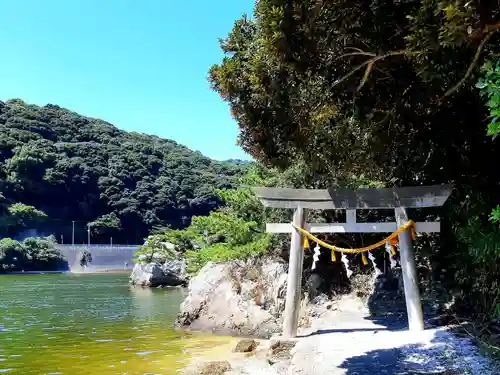 猪鼻湖神社の鳥居