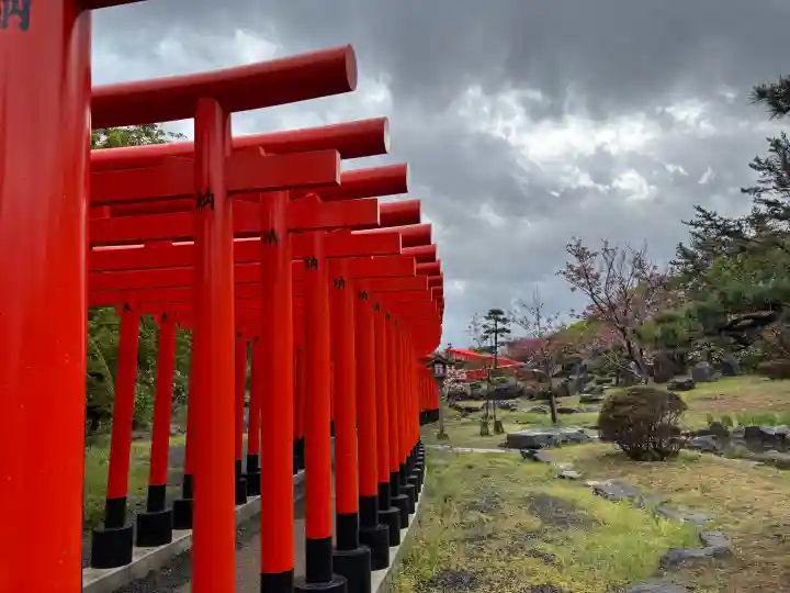 高山稲荷神社の{uncategorized: "未分類", other: "その他", undefined: "問題あり", building: "その他建物", grave: "お墓", sacred_gate: "鳥居", guardian: "狛犬", statue: "像", buddha: "仏像", history: "歴史", nature: "自然", garden: "庭園", animal: "動物", pagoda: "塔", temizu: "手水舎", mountain_gate: "山門・神門", sanctuary: "本殿・本堂", subordinate: "末社・摂社", art: "芸術", scenery: "景色", jizo: "地蔵", ema: "絵馬", goshuin: "御朱印", omikuji: "おみくじ", items: "授与品その他", amulet: "お守り", goshuincho: "御朱印帳", eats: "食事", festival: "お祭り", votive_dance: "神楽", shichigosan: "七五三参", wedding: "結婚式", experience: "体験その他", initially: "初詣", around: "周辺", anti_infection: "感染症対策"}
