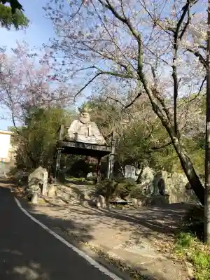 石手寺の{uncategorized: "未分類", other: "その他", undefined: "問題あり", building: "その他建物", grave: "お墓", sacred_gate: "鳥居", guardian: "狛犬", statue: "像", buddha: "仏像", history: "歴史", nature: "自然", garden: "庭園", animal: "動物", pagoda: "塔", temizu: "手水舎", mountain_gate: "山門・神門", sanctuary: "本殿・本堂", subordinate: "末社・摂社", art: "芸術", scenery: "景色", jizo: "地蔵", ema: "絵馬", goshuin: "御朱印", omikuji: "おみくじ", items: "授与品その他", amulet: "お守り", goshuincho: "御朱印帳", eats: "食事", festival: "お祭り", votive_dance: "神楽", shichigosan: "七五三参", wedding: "結婚式", experience: "体験その他", initially: "初詣", around: "周辺", anti_infection: "感染症対策"}