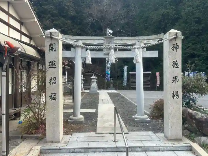 巳徳神社の{uncategorized: "未分類", other: "その他", undefined: "問題あり", building: "その他建物", grave: "お墓", sacred_gate: "鳥居", guardian: "狛犬", statue: "像", buddha: "仏像", history: "歴史", nature: "自然", garden: "庭園", animal: "動物", pagoda: "塔", temizu: "手水舎", mountain_gate: "山門・神門", sanctuary: "本殿・本堂", subordinate: "末社・摂社", art: "芸術", scenery: "景色", jizo: "地蔵", ema: "絵馬", goshuin: "御朱印", omikuji: "おみくじ", items: "授与品その他", amulet: "お守り", goshuincho: "御朱印帳", eats: "食事", festival: "お祭り", votive_dance: "神楽", shichigosan: "七五三参", wedding: "結婚式", experience: "体験その他", initially: "初詣", around: "周辺", anti_infection: "感染症対策"}
