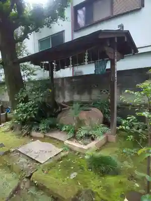 於岩稲荷田宮神社の手水舎