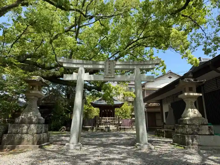藤厳神社(闘鶏神社境内社)の{uncategorized: "未分類", other: "その他", undefined: "問題あり", building: "その他建物", grave: "お墓", sacred_gate: "鳥居", guardian: "狛犬", statue: "像", buddha: "仏像", history: "歴史", nature: "自然", garden: "庭園", animal: "動物", pagoda: "塔", temizu: "手水舎", mountain_gate: "山門・神門", sanctuary: "本殿・本堂", subordinate: "末社・摂社", art: "芸術", scenery: "景色", jizo: "地蔵", ema: "絵馬", goshuin: "御朱印", omikuji: "おみくじ", items: "授与品その他", amulet: "お守り", goshuincho: "御朱印帳", eats: "食事", festival: "お祭り", votive_dance: "神楽", shichigosan: "七五三参", wedding: "結婚式", experience: "体験その他", initially: "初詣", around: "周辺", anti_infection: "感染症対策"}