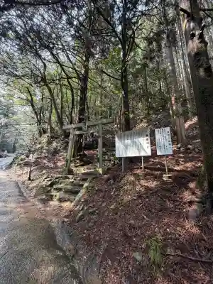 韓竈神社の{uncategorized: "未分類", other: "その他", undefined: "問題あり", building: "その他建物", grave: "お墓", sacred_gate: "鳥居", guardian: "狛犬", statue: "像", buddha: "仏像", history: "歴史", nature: "自然", garden: "庭園", animal: "動物", pagoda: "塔", temizu: "手水舎", mountain_gate: "山門・神門", sanctuary: "本殿・本堂", subordinate: "末社・摂社", art: "芸術", scenery: "景色", jizo: "地蔵", ema: "絵馬", goshuin: "御朱印", omikuji: "おみくじ", items: "授与品その他", amulet: "お守り", goshuincho: "御朱印帳", eats: "食事", festival: "お祭り", votive_dance: "神楽", shichigosan: "七五三参", wedding: "結婚式", experience: "体験その他", initially: "初詣", around: "周辺", anti_infection: "感染症対策"}