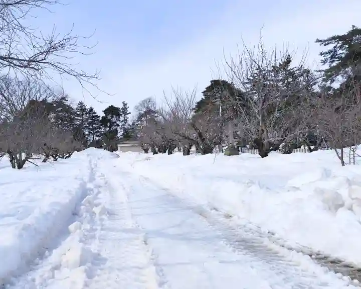 青森縣護國神社の{uncategorized: "未分類", other: "その他", undefined: "問題あり", building: "その他建物", grave: "お墓", sacred_gate: "鳥居", guardian: "狛犬", statue: "像", buddha: "仏像", history: "歴史", nature: "自然", garden: "庭園", animal: "動物", pagoda: "塔", temizu: "手水舎", mountain_gate: "山門・神門", sanctuary: "本殿・本堂", subordinate: "末社・摂社", art: "芸術", scenery: "景色", jizo: "地蔵", ema: "絵馬", goshuin: "御朱印", omikuji: "おみくじ", items: "授与品その他", amulet: "お守り", goshuincho: "御朱印帳", eats: "食事", festival: "お祭り", votive_dance: "神楽", shichigosan: "七五三参", wedding: "結婚式", experience: "体験その他", initially: "初詣", around: "周辺", anti_infection: "感染症対策"}