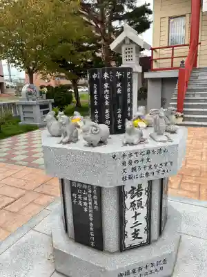 新川皇大神社の{uncategorized: "未分類", other: "その他", undefined: "問題あり", building: "その他建物", grave: "お墓", sacred_gate: "鳥居", guardian: "狛犬", statue: "像", buddha: "仏像", history: "歴史", nature: "自然", garden: "庭園", animal: "動物", pagoda: "塔", temizu: "手水舎", mountain_gate: "山門・神門", sanctuary: "本殿・本堂", subordinate: "末社・摂社", art: "芸術", scenery: "景色", jizo: "地蔵", ema: "絵馬", goshuin: "御朱印", omikuji: "おみくじ", items: "授与品その他", amulet: "お守り", goshuincho: "御朱印帳", eats: "食事", festival: "お祭り", votive_dance: "神楽", shichigosan: "七五三参", wedding: "結婚式", experience: "体験その他", initially: "初詣", around: "周辺", anti_infection: "感染症対策"}