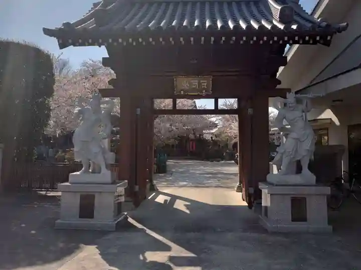 退魔寺(厄除茂呂不動尊)の山門・神門