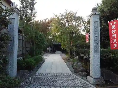 安養寺の山門