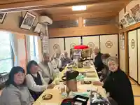 【ご縁が広がる、やすらぎの場】
本日は慶壽庵（Wellness Place）にて、お茶っこ。
花巻からのお客さまも交え、
先日ご一緒した千葉の方より頂いたお土産を、皆で味わいました。
人が集い、語らい、ほっとする時間。
ご縁がご縁を結ぶ、やさしいひとときに感謝。
7月には花巻よりバスツアーで、長徳寺へ団体参拝の予定。
新たな出会いを、心より楽しみにしております。