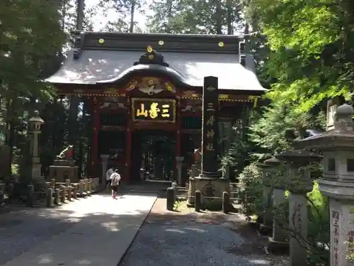 三峯神社の山門