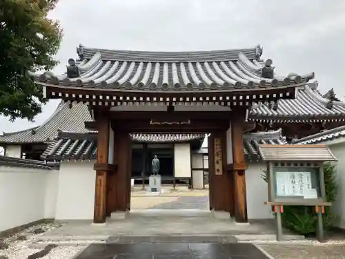 蓮長寺の山門