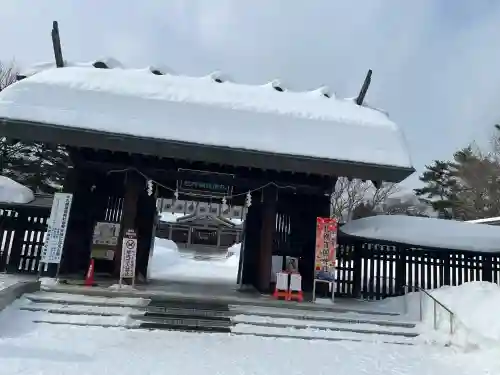 札幌護國神社の{uncategorized: "未分類", other: "その他", undefined: "問題あり", building: "その他建物", grave: "お墓", sacred_gate: "鳥居", guardian: "狛犬", statue: "像", buddha: "仏像", history: "歴史", nature: "自然", garden: "庭園", animal: "動物", pagoda: "塔", temizu: "手水舎", mountain_gate: "山門・神門", sanctuary: "本殿・本堂", subordinate: "末社・摂社", art: "芸術", scenery: "景色", jizo: "地蔵", ema: "絵馬", goshuin: "御朱印", omikuji: "おみくじ", items: "授与品その他", amulet: "お守り", goshuincho: "御朱印帳", eats: "食事", festival: "お祭り", votive_dance: "神楽", shichigosan: "七五三参", wedding: "結婚式", experience: "体験その他", initially: "初詣", around: "周辺", anti_infection: "感染症対策"}