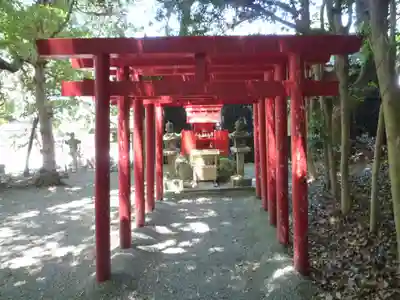 朝日稲荷大明神の鳥居