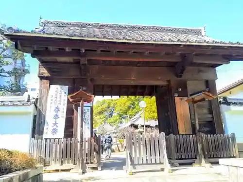 長久寺の山門