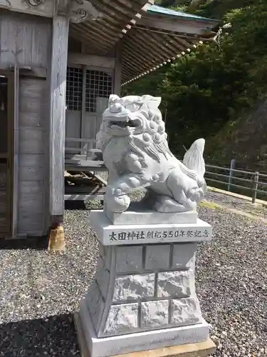 太田神社（拝殿）の狛犬