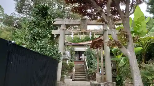 横浜御嶽神社の鳥居